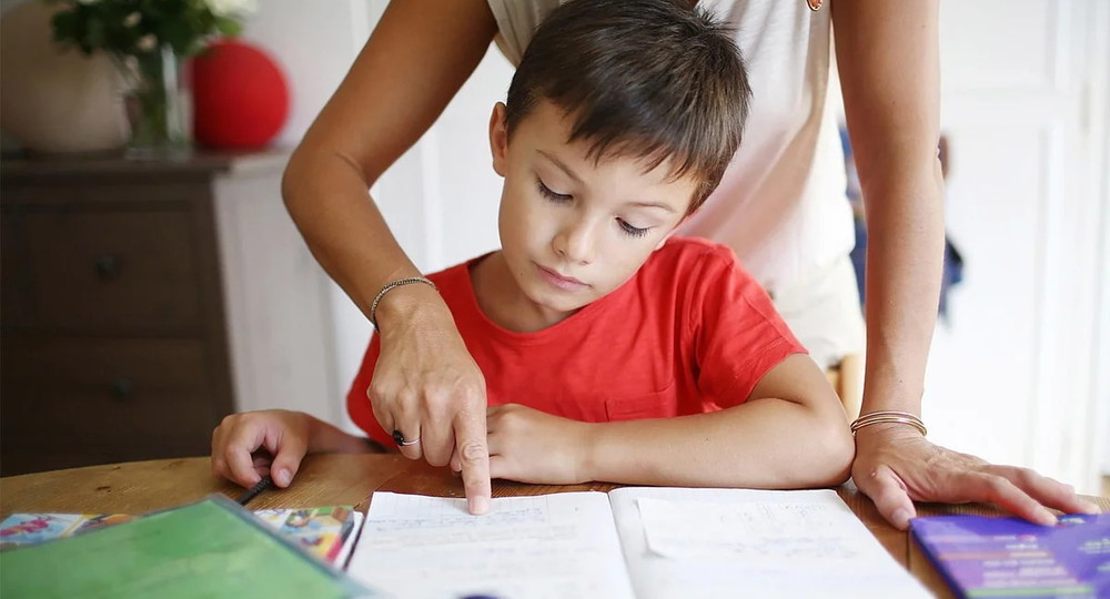 Больше половины родителей помогают детям с выполнением домашнего задания