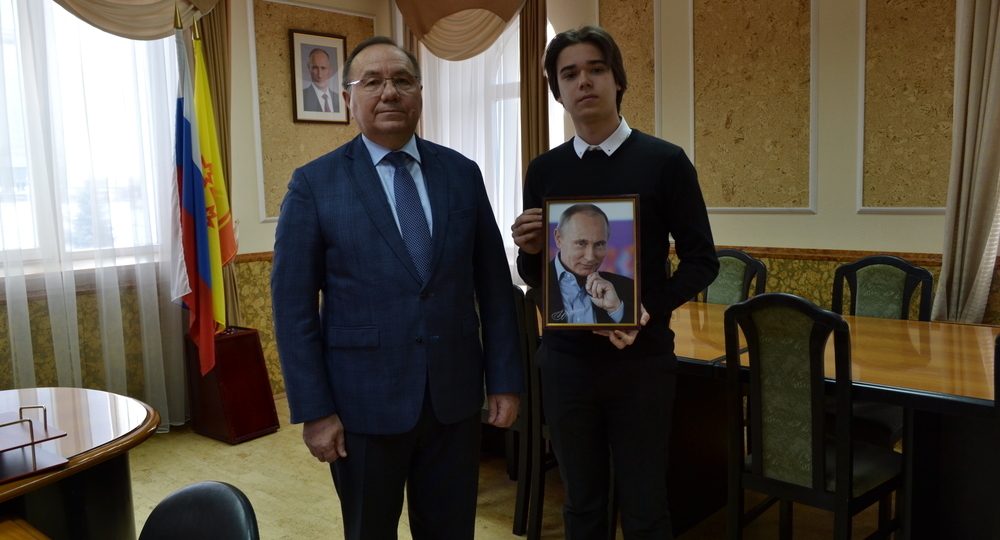 Чебоксарский школьник получил портрет с автографом Путина