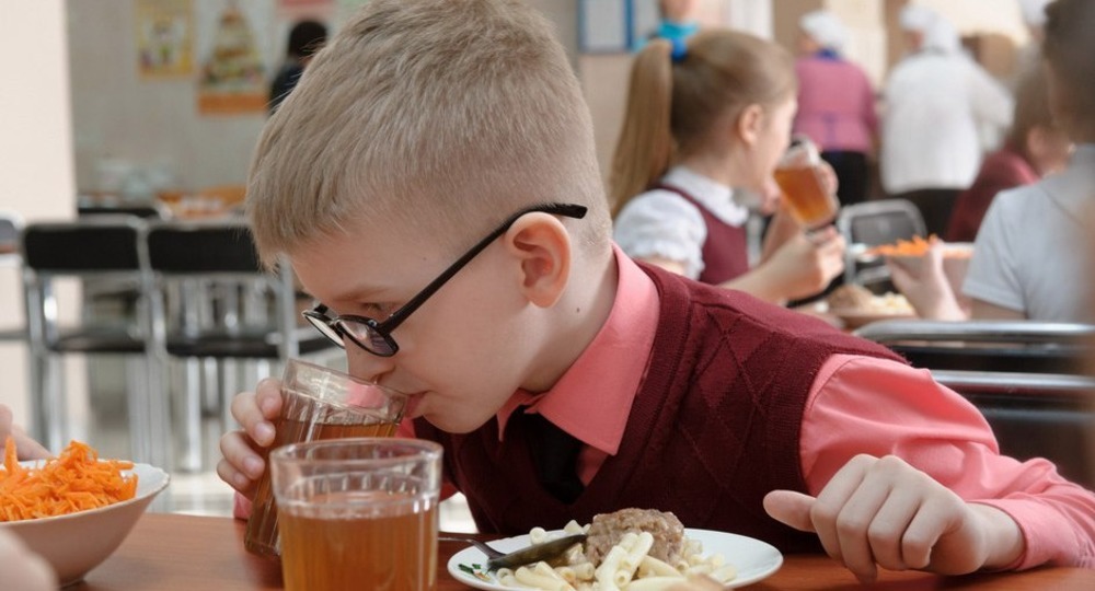 Детский омбудсмен: Школа должна объяснить детям пользу еды в столовой