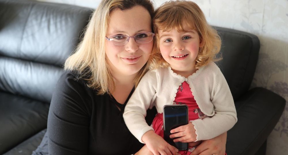 Двухлетняя девочка спасла мать от смерти с помощью соцсетей
