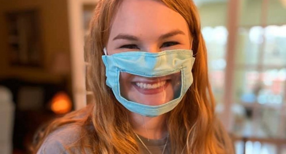 Студентка из Кентукки разработала медицинские маски для глухих и бесплатно раздаёт их нуждающимся