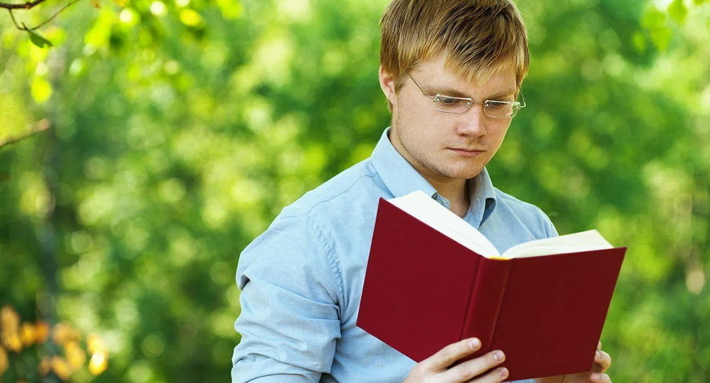 Картинка мужик читает книгу
