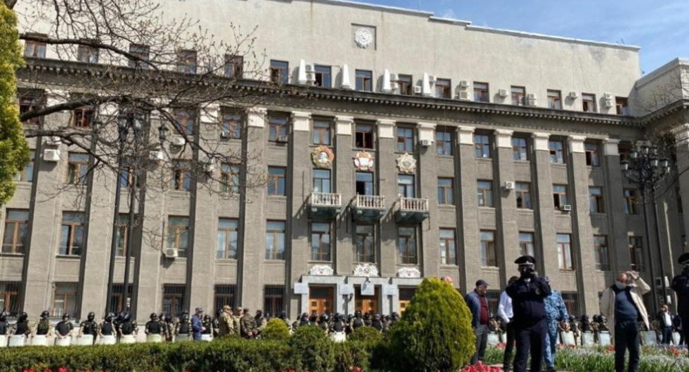 Отставка властей, прямые выборы главы и открытие школ: что требуют митингующие во Владикавказе