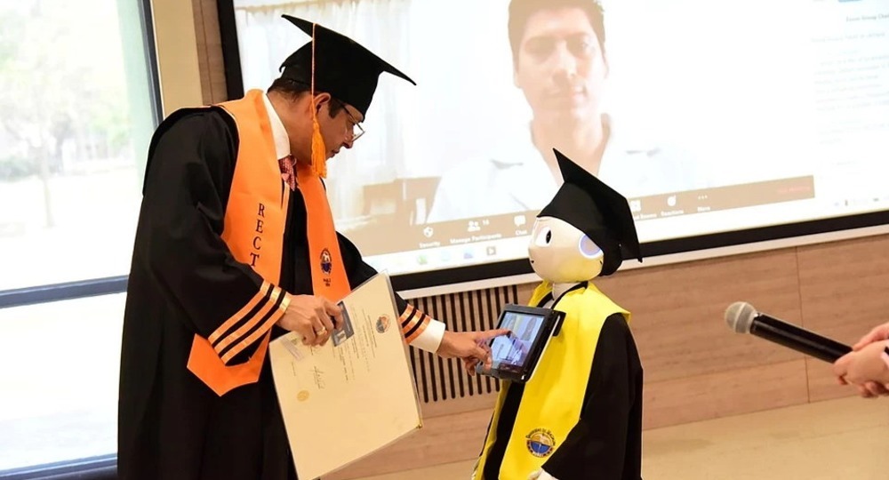 В Колумбии дипломы вместо выпускников вузов получил робот