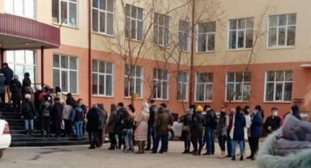 В Якутске к ответственности привлекли директора школы, допустившего скопление людей при выдаче сухих пайков
