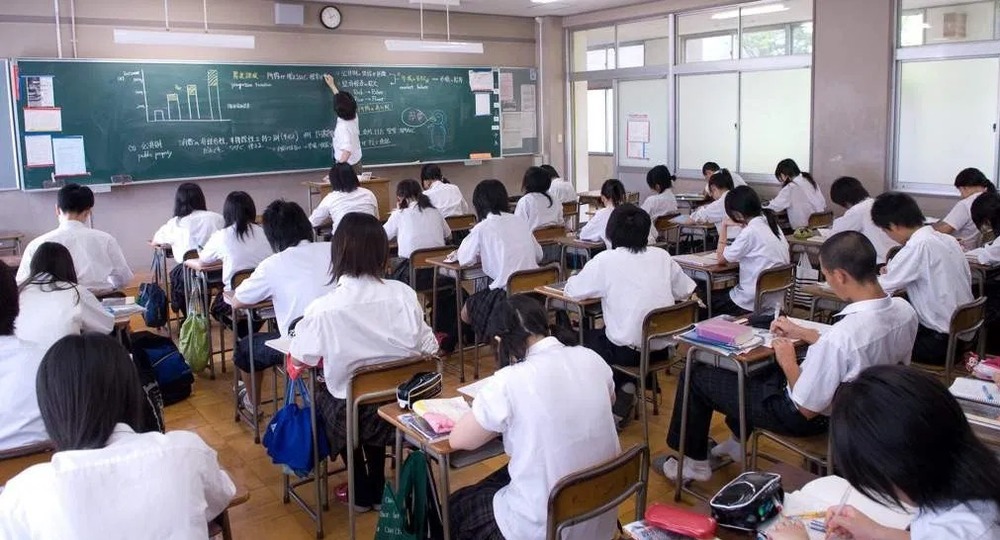 Школьники в Японии поспорили о переносе учебного года