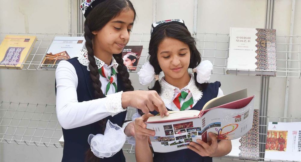 Таджикским выпускникам школ выдадут аттестаты без экзаменов