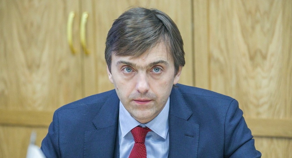Сергей Кравцов назвал фейком информацию о планах перевести школы на постоянное дистанционное обучение