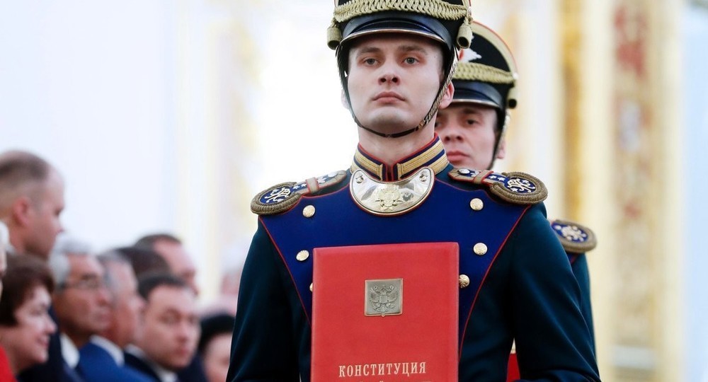 Путин поручил проводить в школах мероприятия по изучению Конституции