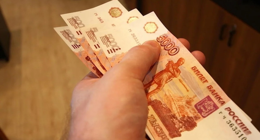 Семьи в России просят поднять детские выплаты с 10 до 15 тысяч рублей