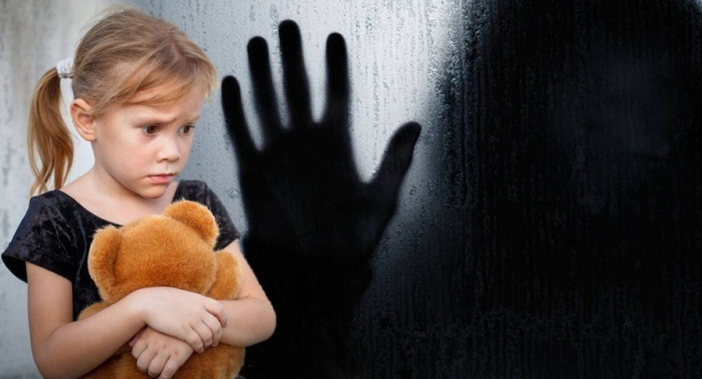 Жительницу Эстонии, получившую титул «Мать года», обвиняют в издевательствах над пятью детьми
