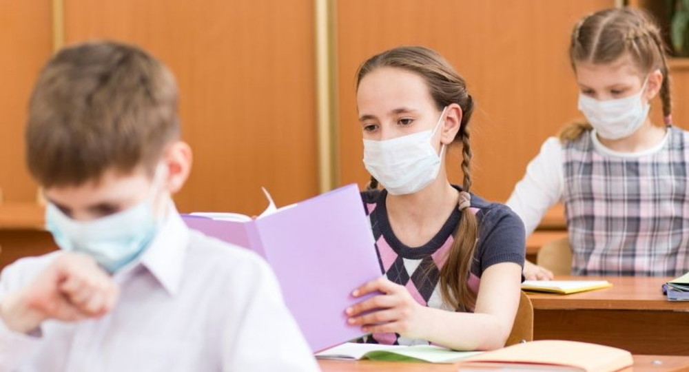 Почти 50% россиян против, чтобы их дети носили маски в школе