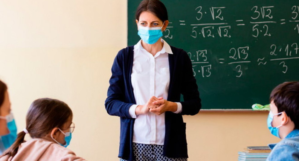 Московским учителям разрешили снимать маски в классах