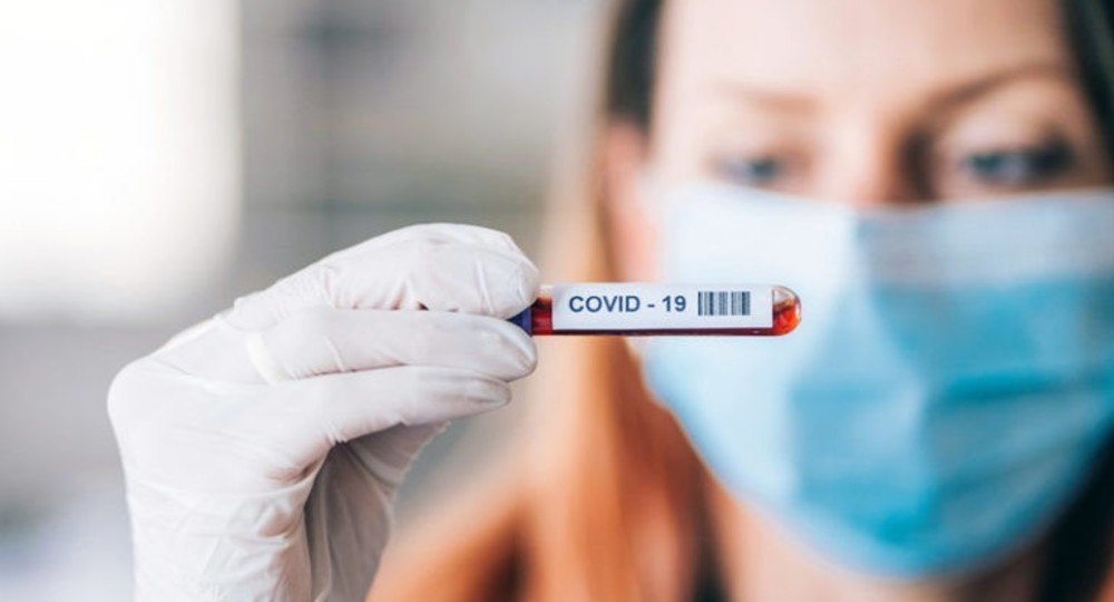 Переболевший COVID-19 заразен еще три месяца