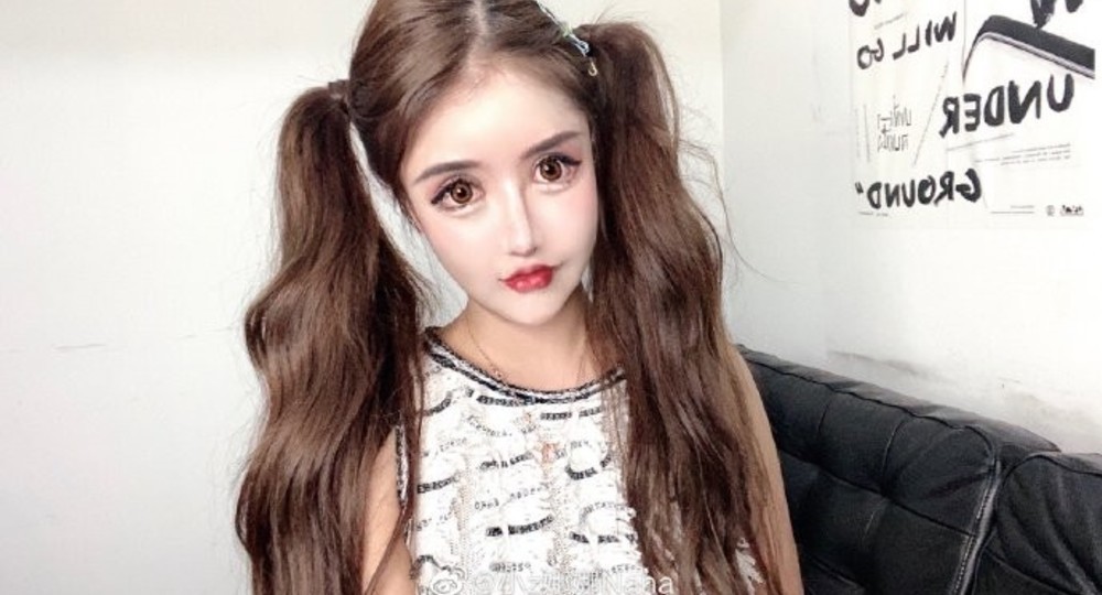 Китайская школьница сделала более 100 пластических операций и «превратилась» в куклу