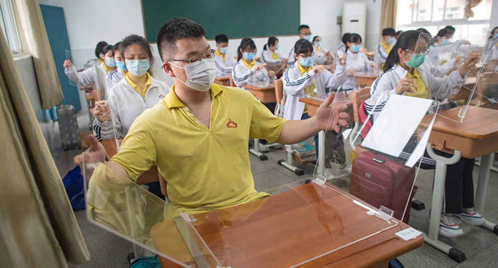 В Китае могут отложить начало занятий в школах из-за вспышки COVID-19