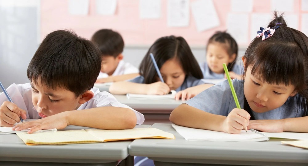 Школам в Китае запретили проводить письменные экзамены в начальных классах