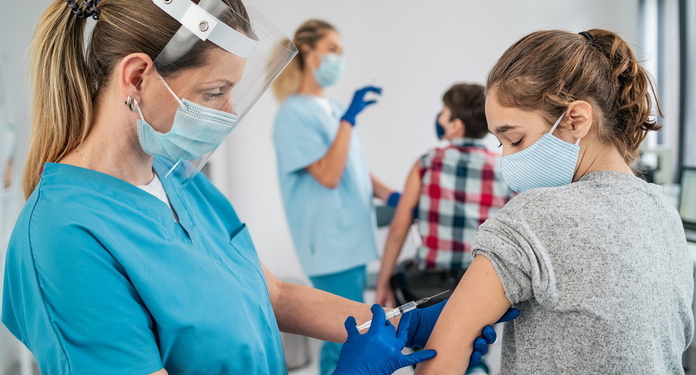 В России в 3-й фазе испытаний вакцины от COVID-19 примут участие три тысячи детей