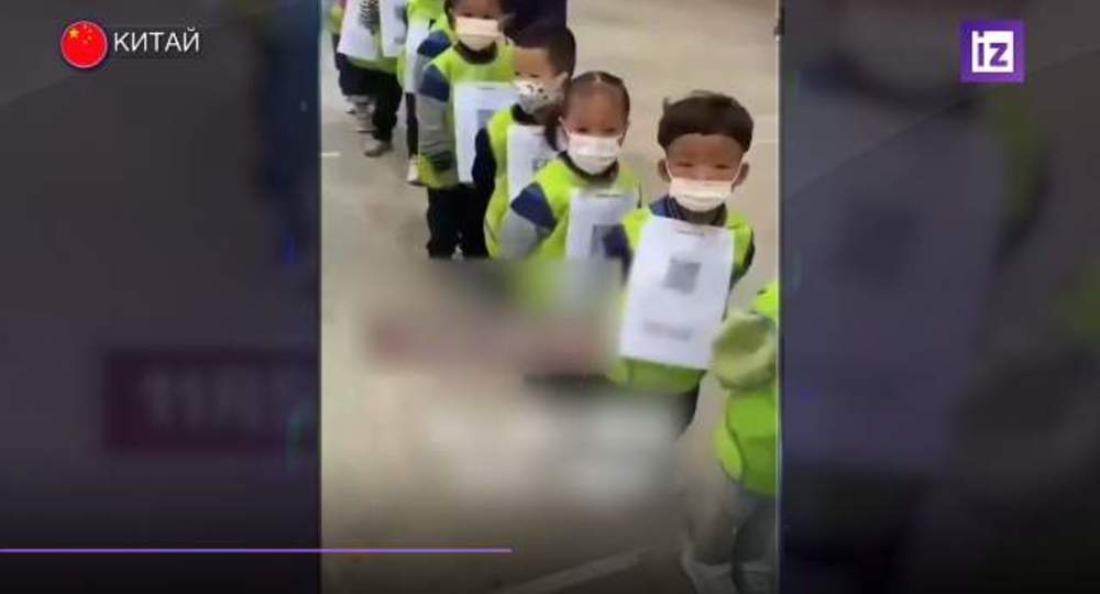 В китайских детских садах на детей стали вешать QR-коды