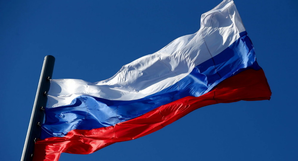 Кабмин РФ предложил потратить до 1 млрд рублей на установку флагов РФ у школ