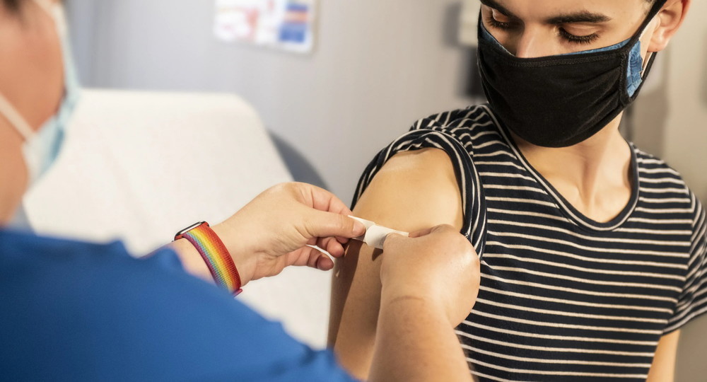 Минздрав РФ включил вакцинацию от COVID-19 подростков от 12 до 17 лет в календарь прививок по эпидпоказаниям