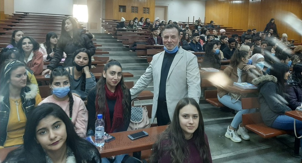 Учитель столичной школы популяризирует в Сирии русский язык