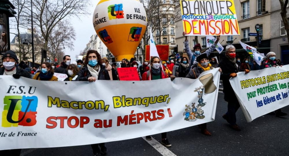 Учителя Франции устроили забастовку против постоянно меняющихся антиковидных правил
