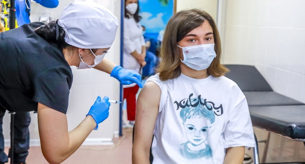 В Москве начали вакцинировать подростков от COVID-19