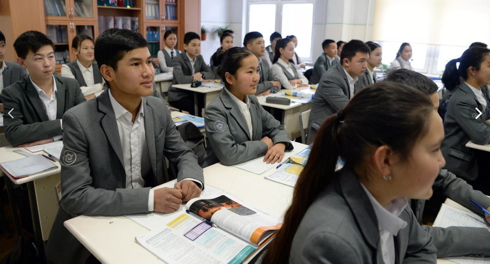 В Киргизии хотят ввести штрафы за вовлечение учеников и учителей в политику