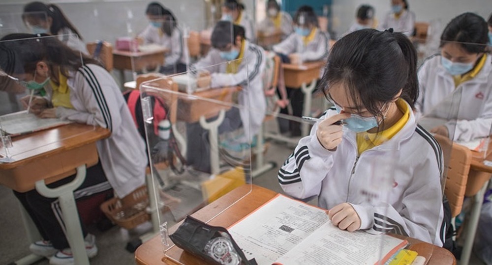 Власти Пекина закрывают все школы из-за COVID-19