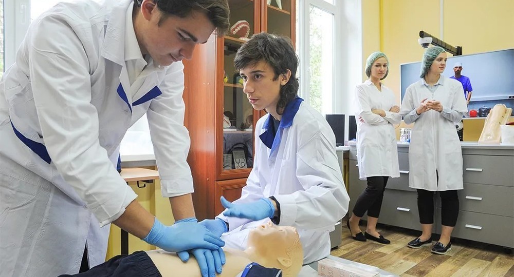 В Совфеде предложили ввести начальную медподготовку в школах