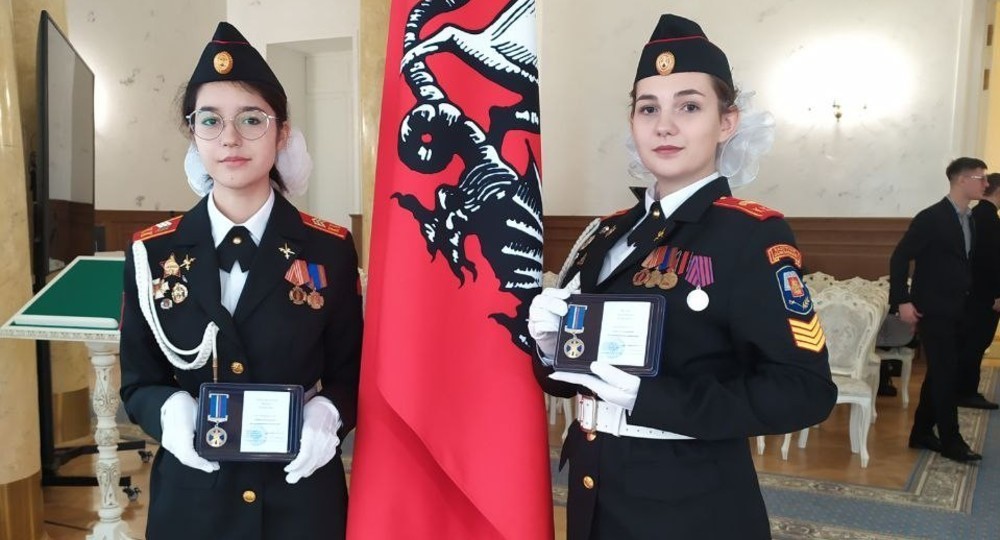 Двух учениц одиннадцатого кадетского класса школы № 2120 памятными медалями «За проявленное мужество»