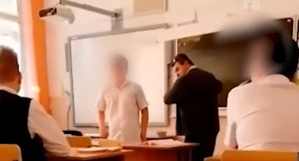 Учитель выпорол двух школьников перед классом и попал на видео
