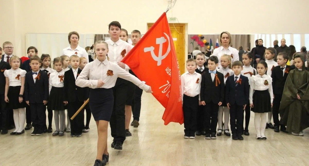 В КПРФ предложили еженедельно поднимать в школах копию Знамени Победы