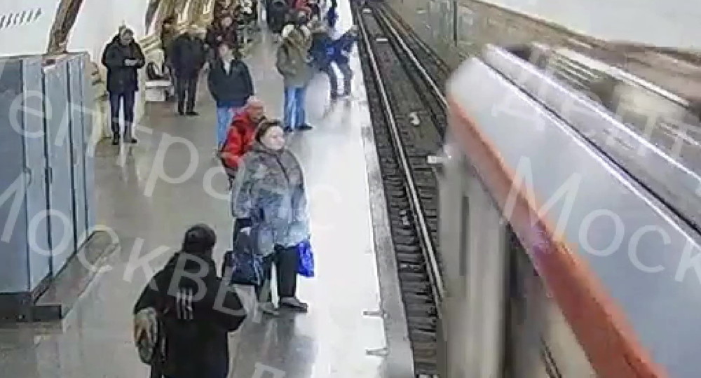 В московском метро подростка столкнули под поезд
