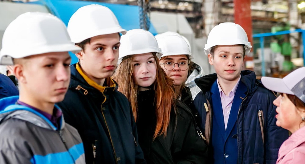Названы самые популярные профессии у подростков в России