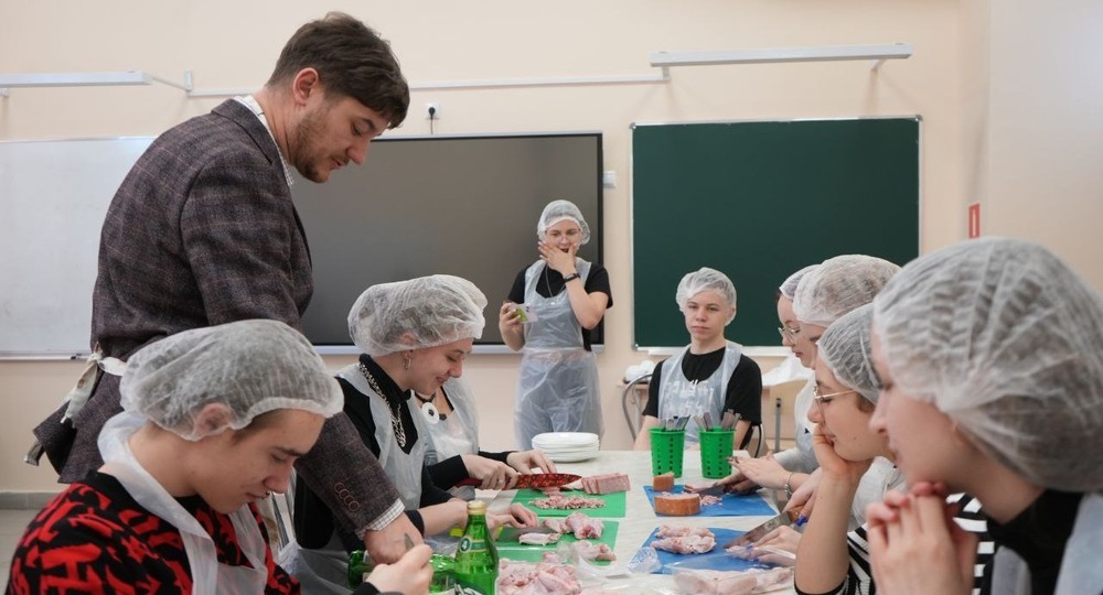 На кулинарном мастер-классе у директора активисты школы № 2120 готовили салат с хурмой и мясо с киви