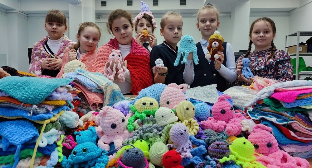 600 цветных лоскутков и 100 осьминогов связали московские школьники для маленьких пациентов
