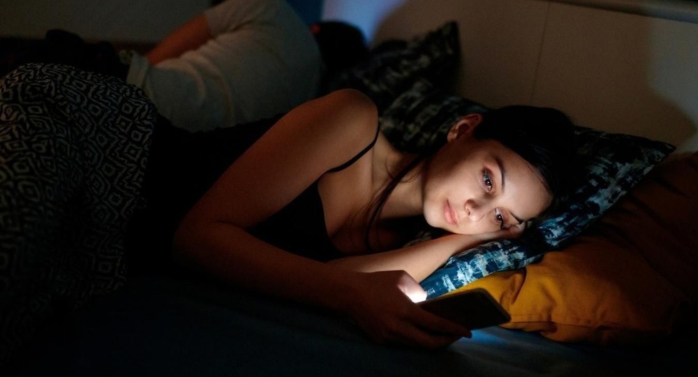 Ученые из Йеля обнаружили связь между использованием соцсетей вечером и проблемами со сном