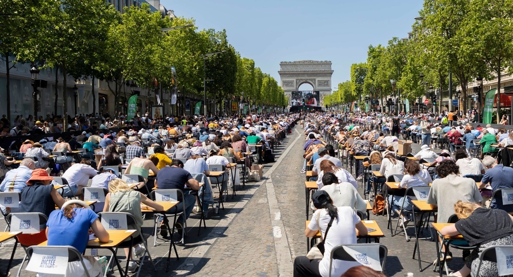 Во Франции провели самый массовый в истории диктант, его написали 5 тысяч человек