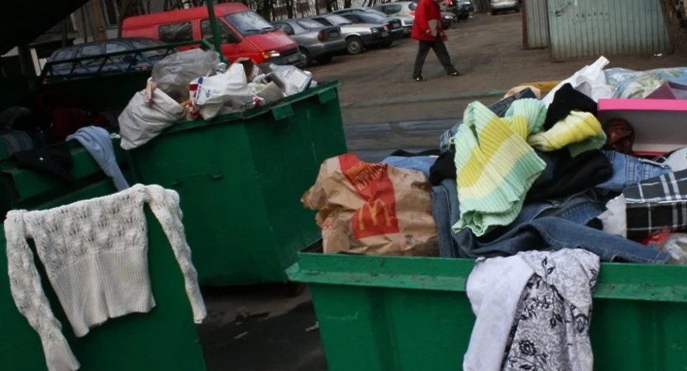 В России могут запретить выбрасывать одежду в мусорные баки