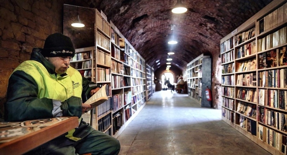 Мусорщики открыли библиотеку из выброшенных книг и создали культ чтения в районе