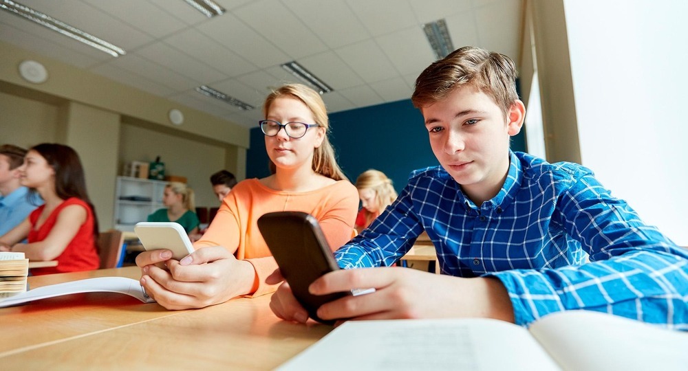 ЮНЕСКО рекомендует школам наложить запрет на использование смартфонов