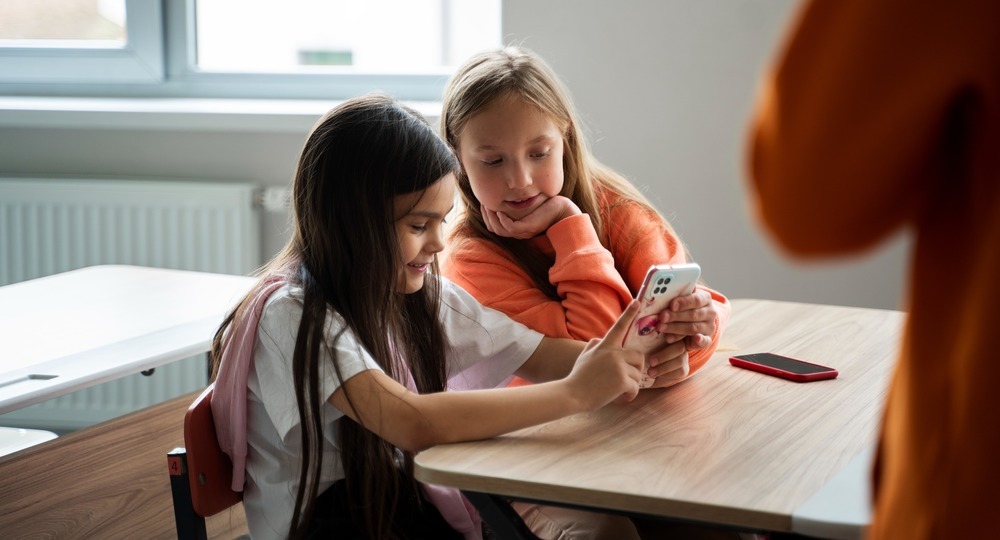 Петербургские депутаты хотят запретить ученикам пользоваться телефонами в школах