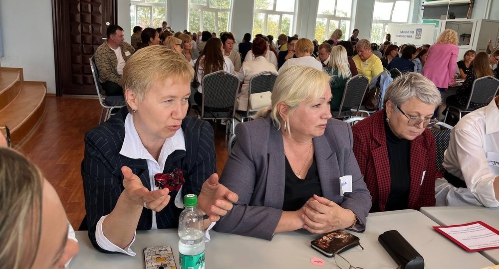 Уважение к учителю проявляется через диалог с родителями и учениками