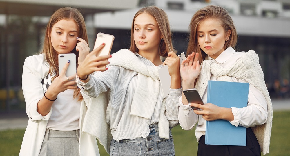 Подросткам законодательно запретили вести соцсети в Австралии Подросткам законодательно запретили вести соцсети в Австралии