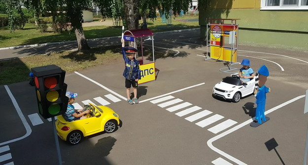 За изучение детьми в школах Правил дорожного движения выступили 48% россиян