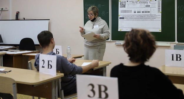 Московские 11-классники и их родители написали «пробный ЕГЭ» по русскому языку