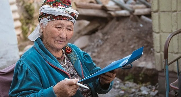 В Киргизии выпускники педвузов требуют уволить учителей-пенсионеров