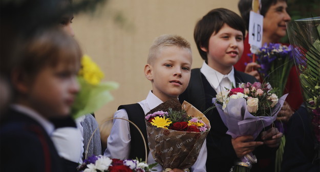 Проект о ежегодных выплатах в десять тысяч рублей родителям школьников отклонён